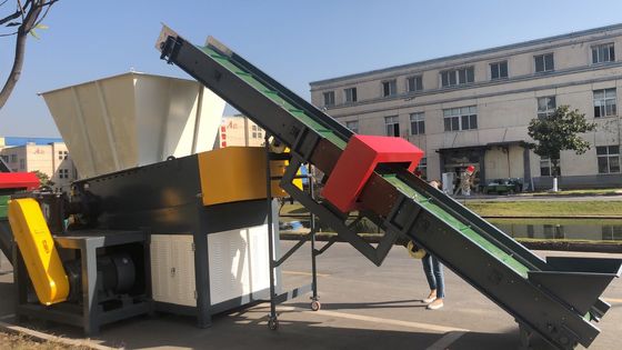 Сплетенный участок 3 кладет одиночную машину в мешки шредера вала